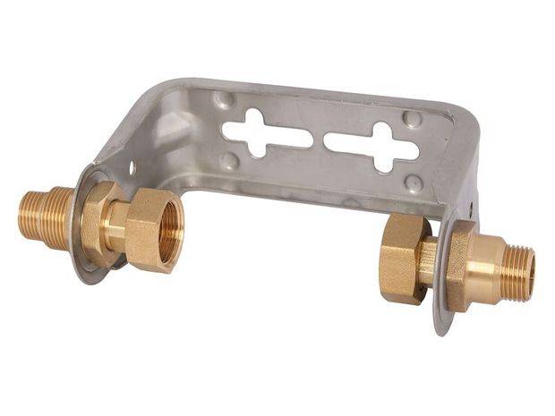 Eine Metallklammer stützt zwei Messingfittings. Die Klammer hat Bohrungen zum Montieren, wahrscheinlich verwendet in Sanitär- oder mechanischen Installationen.