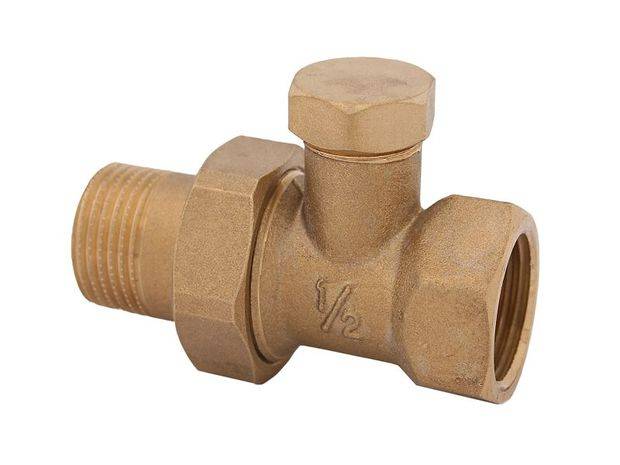 Ein verchromtes Doppelrohrfitting mit zwei zylindrischen Ventilen, entwickelt für Sanitärverbindungen. Enthält zwei rot gerändelte Adapter oben.