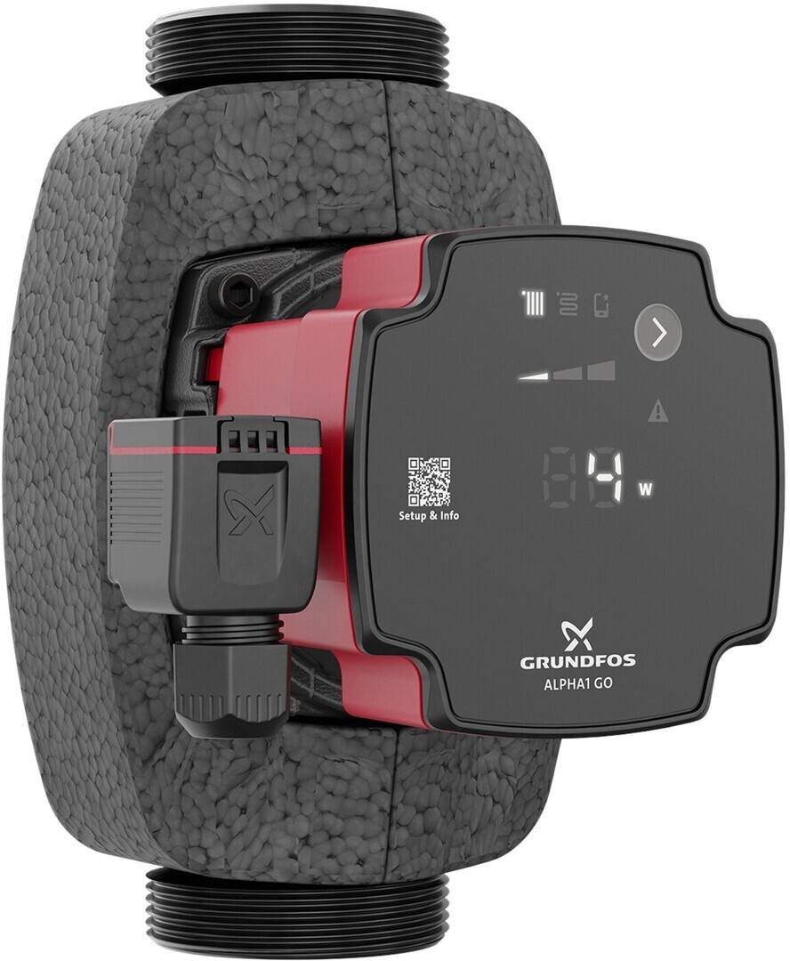 Nahaufnahme einer Grundfos ALPHA1 GO Umwälzpumpe mit digitaler Anzeige, vertikal auf isoliertem Rohrleitungssystem montiert.