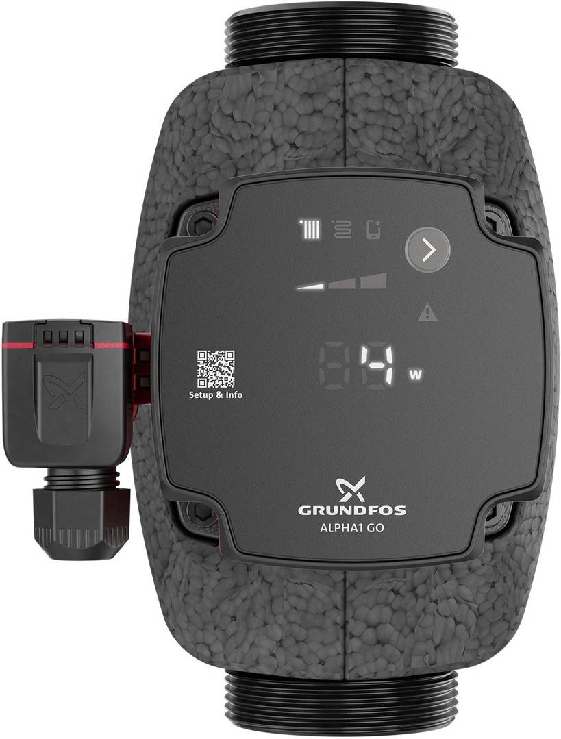 Grundfos ALPHA1 GO Umwälzpumpe mit digitalem Display, Steuertaste und QR-Code-Etikett zur Einrichtung auf einem strukturierten schwarzen Gehäuse.