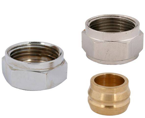 Drei Metallrohrverbindungen in Silber und Messing, die verschiedene Größen und Gewindedesigns aufweisen, verwendet zum Verbinden von Rohren.