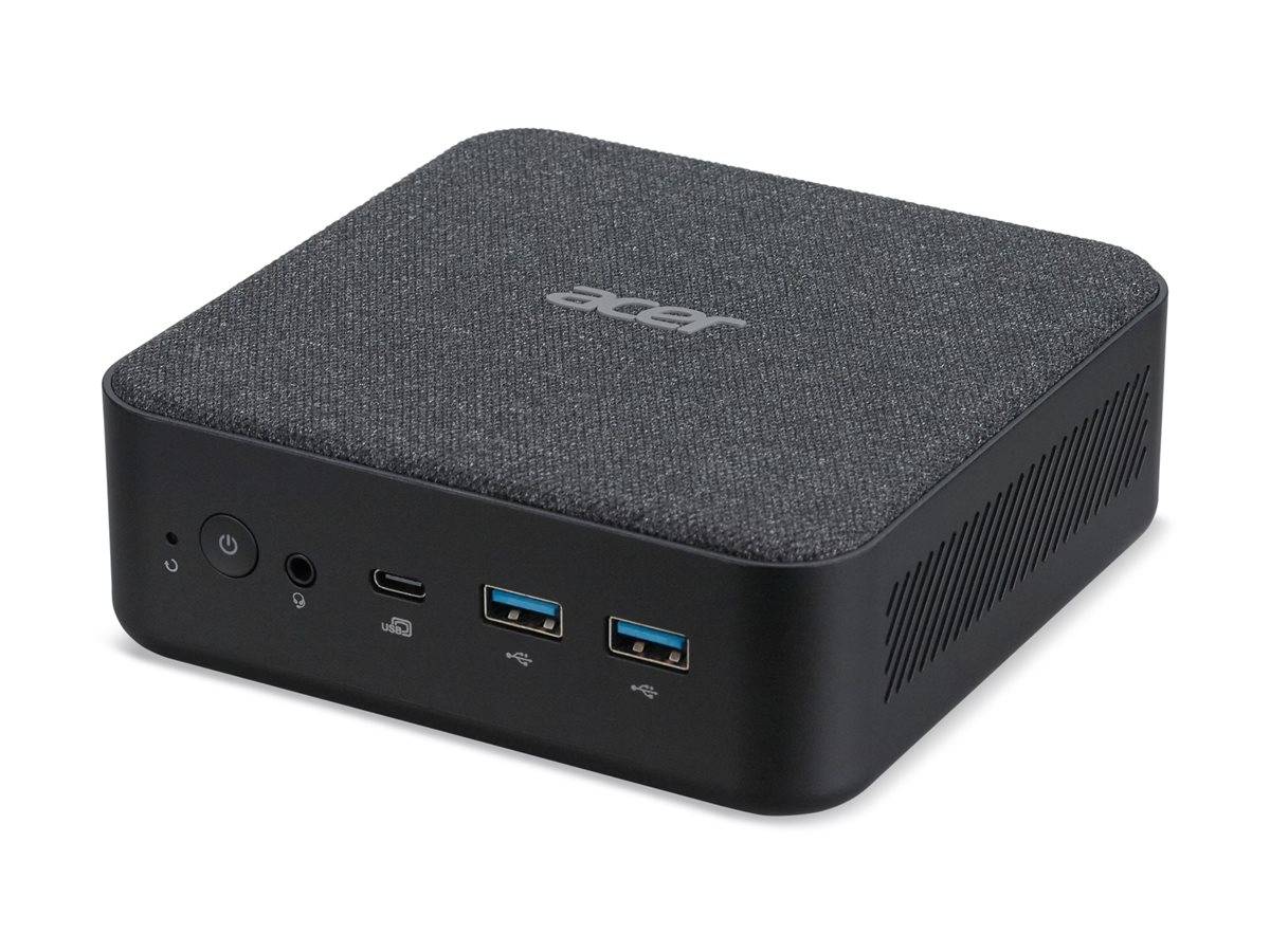 Ein kompakter schwarzer Acer Mini-PC mit stoffbezogenem Deckel, ausgestattet mit Einschaltknopf, USB-Anschlüssen und Belüftungsschlitzen auf einer weißen Oberfläche.