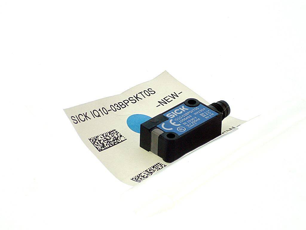SICK Q10-03BPSKTOS Lichtschranke auf der beschrifteten Verpackung mit QR-Code, freigestellt auf weißem Hintergrund