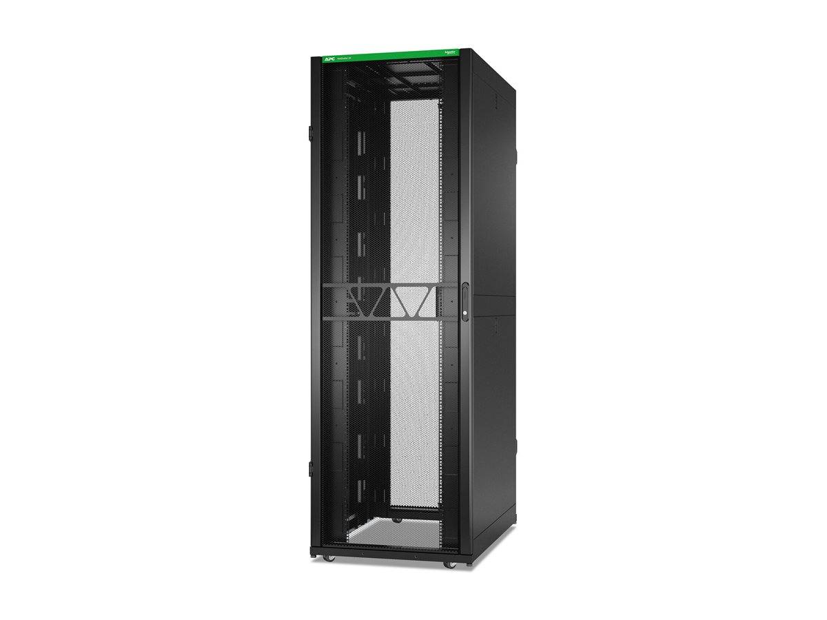 Offener schwarzer Server-Rack-Schrank mit entfernter vorderer Glastür, leer auf weißem Hintergrund gezeigt.