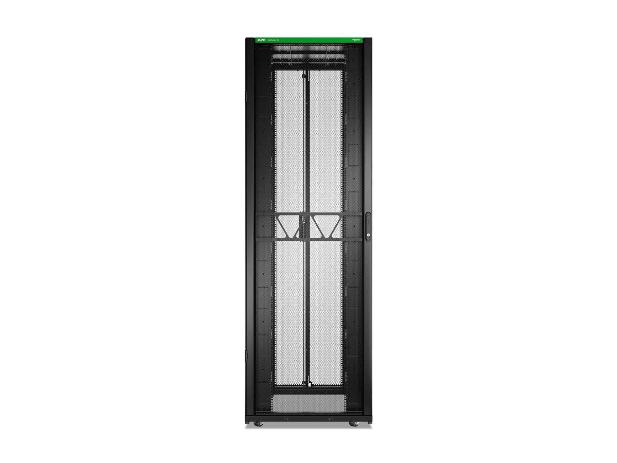 Vorderansicht eines hohen schwarzen Server-Rack-Schranks mit belüfteten Türen und grünem oberen Etikett, dargestellt auf weißem Hintergrund.
