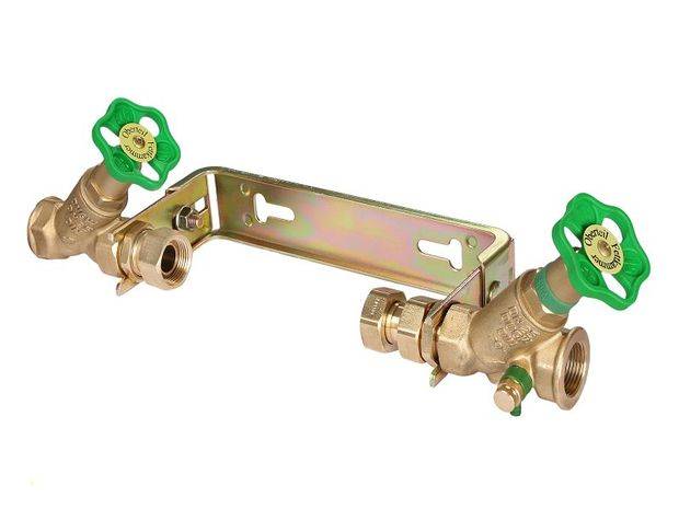 Zwei Messingwasserhähne, die durch eine Metallhalterung verbunden sind, jeder mit einem grünen Griff zum Öffnen oder Schließen des Durchflusses.