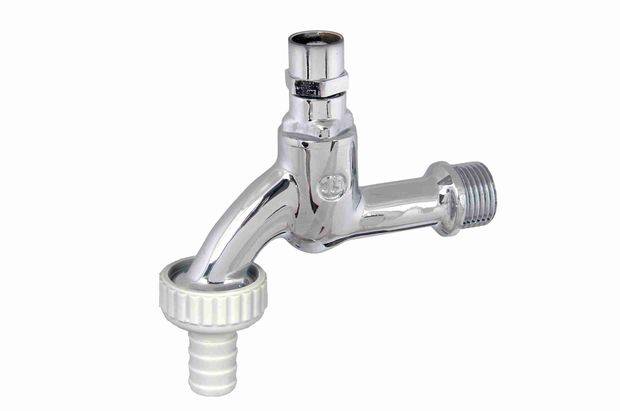 Ein glänzender, verchromter Wasserhahn mit einer Gewindelüse, der zum Anschließen von Schläuchen ausgelegt ist. Der Griff des Wasserhahns ist zylindrisch geformt, um ein leichtes Greifen und Bedienen zu ermöglichen.