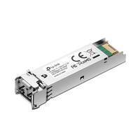 Kleines rechteckiges Metall-Lichtwellenleiter-Transceiver-Modul mit Stecker an einem Ende und vergoldeten Schleifkontakten am anderen Ende, gezeigt auf weißem Hintergrund.