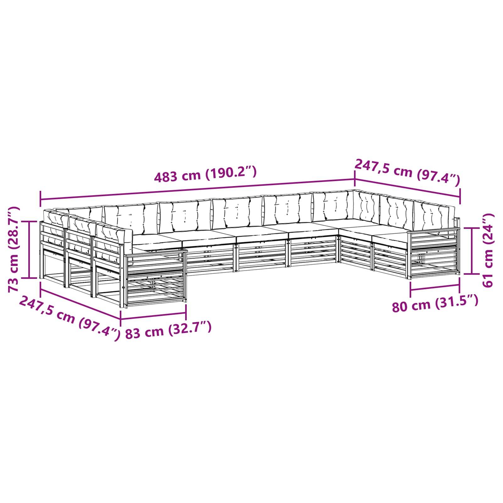 Draußen gelegenes Holz-Terrassenmöbel-Set mit grauen Kissen, bestehend aus einem L-förmigen Ecksofa und einem passenden niedrigen Tisch. Zwei Getränke und ein Krug mit Zitronenwasser auf dem Tisch.