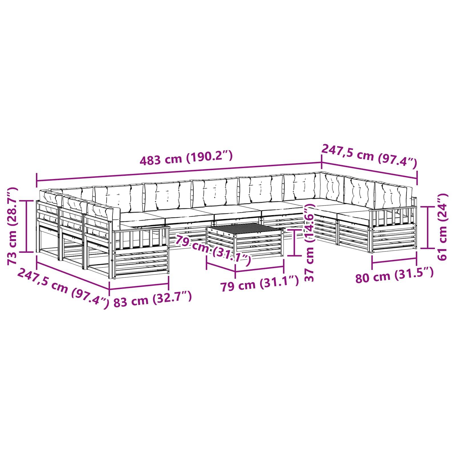 Gartenmöbel-Set aus Holz mit einem Ecksofa mit dunklen Kissen und zwei Tischen, angebracht auf einer Terrasse mit Steinplatten.