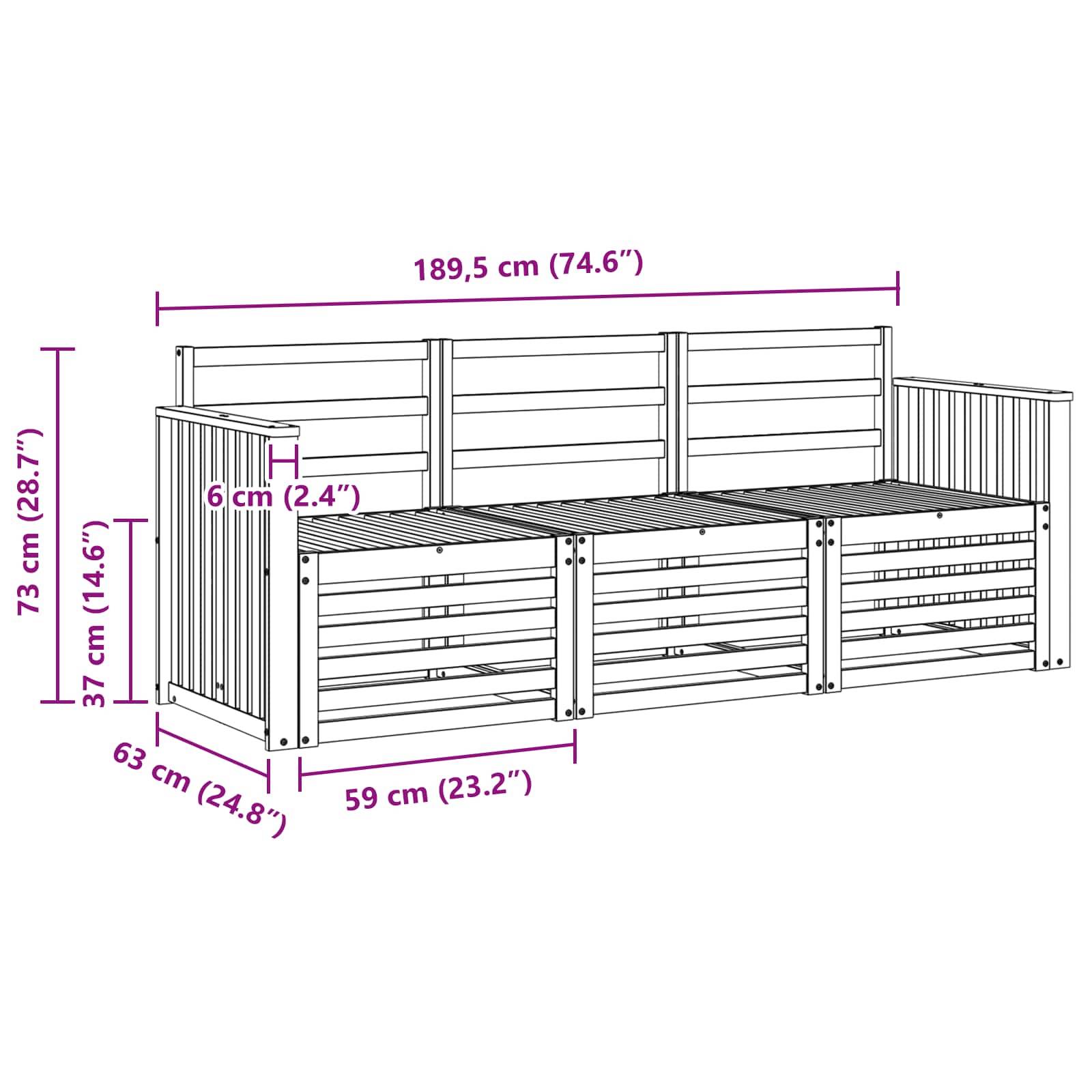 Ein hölzernes Outdoor-Sofa mit drei grauen Kissen auf der Sitzfläche und Rückenlehne, mit Lamellenbauweise und hölzernen Armlehnen.