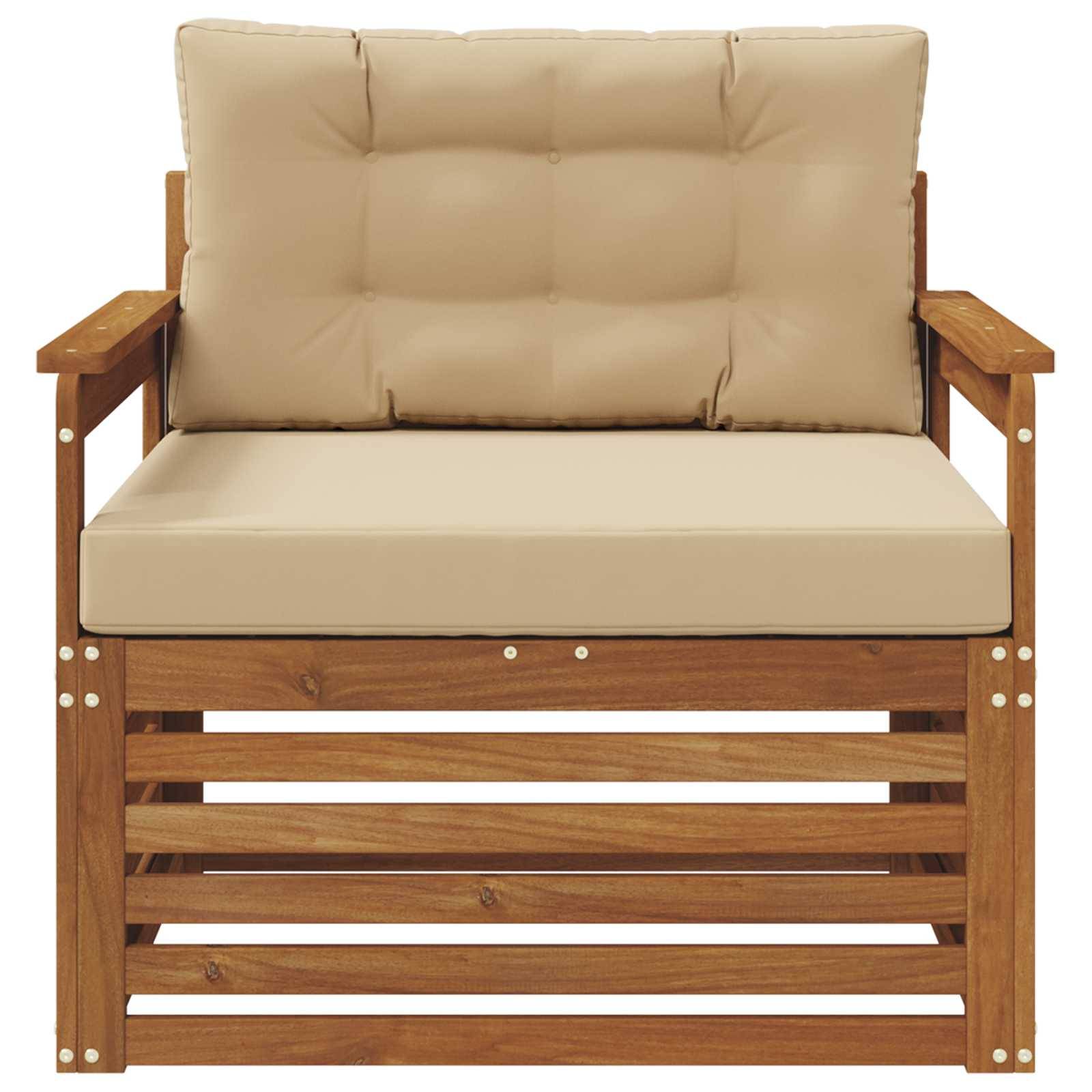 Beigefarbenes gepolstertes Holzsofa mit Armlehnen und Lamellensockel, Frontansicht auf weißem Hintergrund.