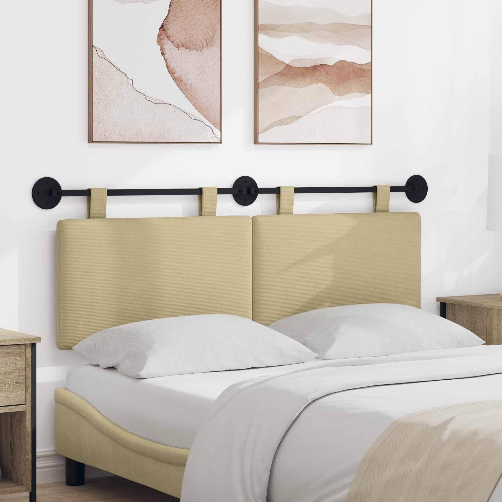 Ein minimalistischer Essbereich mit einem weißen Tisch und einer Bank, hellfarbigen Wandpaneelen und einer Pflanze auf einem gemusterten Teppich, die eine ruhige Atmosphäre schafft.