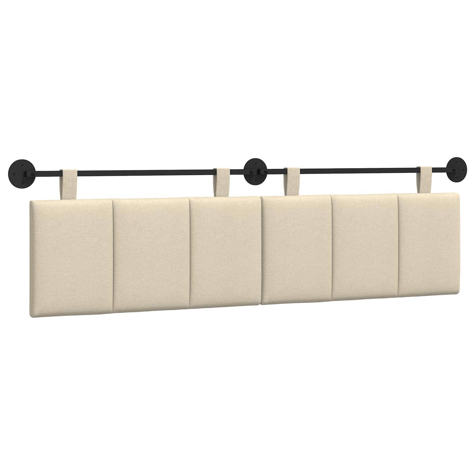 Ein moderner Büroraum mit einer gesteppten Rückenlehne an der Wand, einem weißen Schreibtisch mit Metallbeinen, einer Holzbank darunter und einer Pflanze in der Nähe.