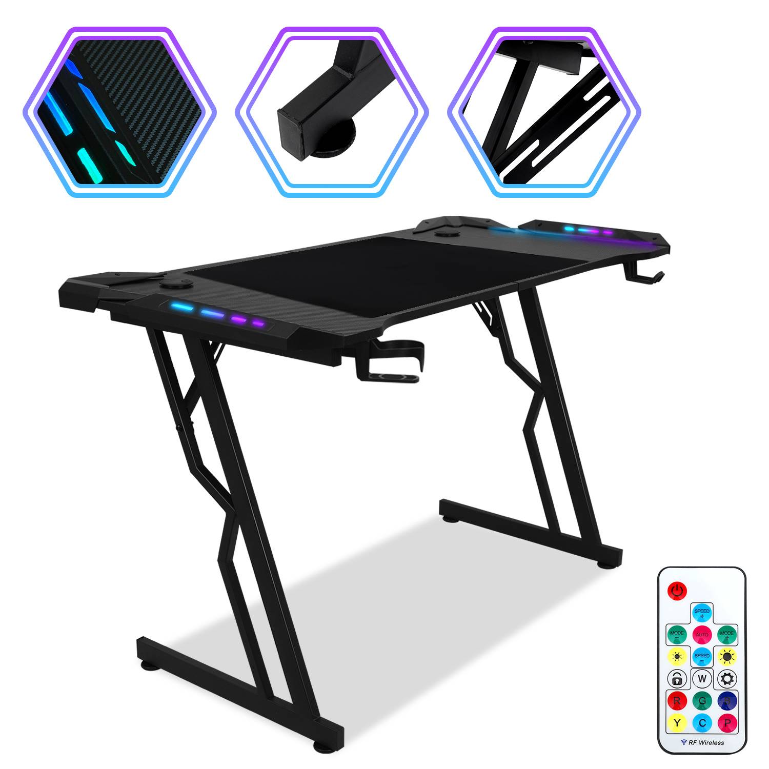 Schwarzer Gaming-Schreibtisch mit gewinklten Metallbeinen, Kohlefaser-Optik-Oberfläche, eingebauten RGB-Leuchten und mitgelieferte Fernbedienung für die Beleuchtung.