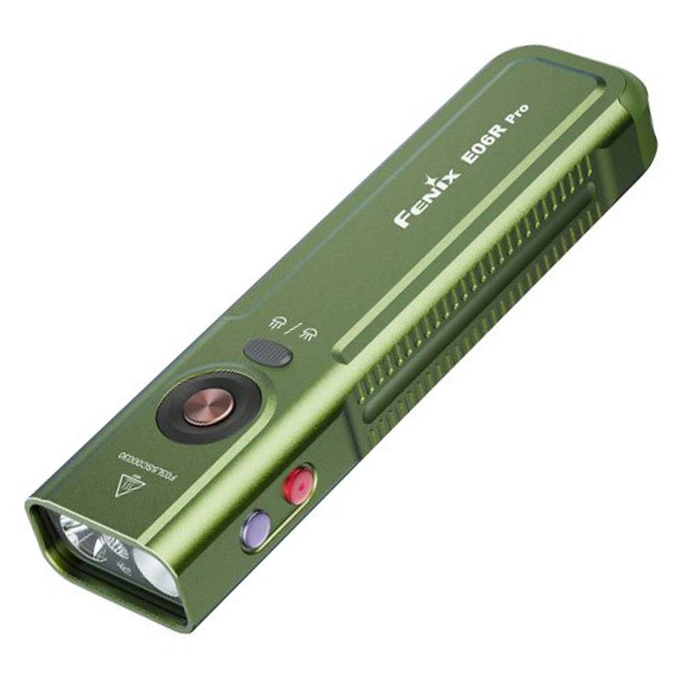 Green Fenix E06R Pro aufladbare Taschenlampe mit Seitentasten, angewinkelt auf weißem Hintergrund.