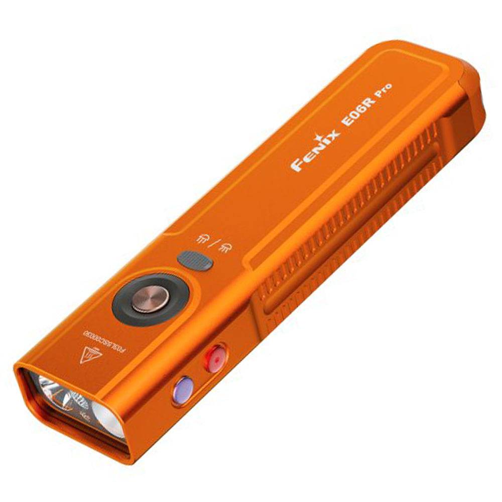 Orange Fenix E06R Pro Taschenlampe mit Frontstrahl, Seitentaste und Lanyard-Clip, gezeigt auf weißem Hintergrund.
