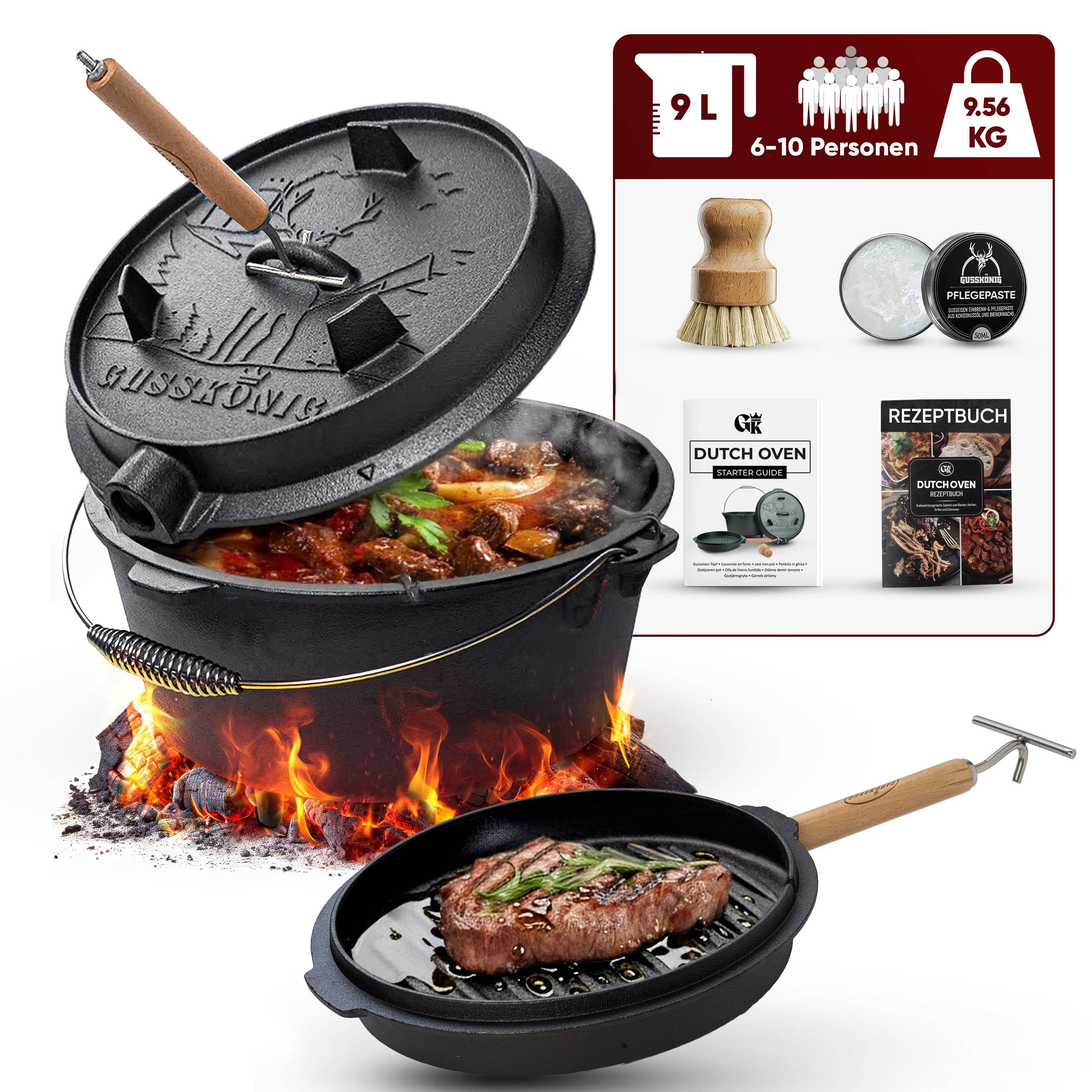 Gusseiserner Dutch Oven über Lagerfeuer mit Eintopf darin. Enthält Deckel, Steakpfanne, Bürste und Zubehör. Geeignet für 6-10 Personen.