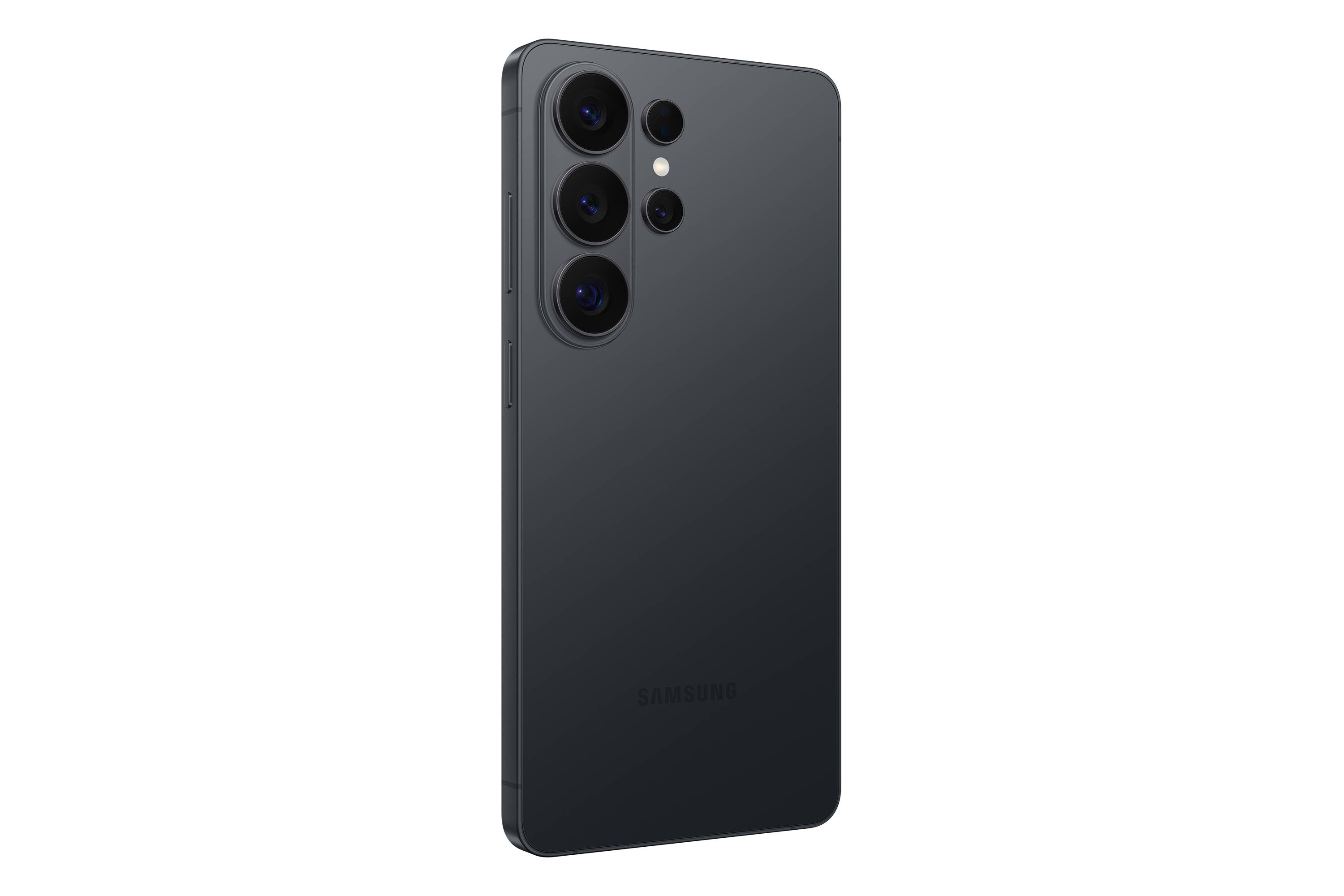 Rückansicht eines matten schwarzen Samsung-Smartphones mit einem Triple-Kamera-Cluster und Blitzlicht auf einfarbig schwarzem Hintergrund.
