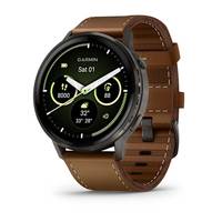 Garmin-Smartwatch mit schwarzem rundem Zifferblatt und braunem Lederarmband, zeigt analog gestaltetes Zifferblatt und Fitnessdaten.