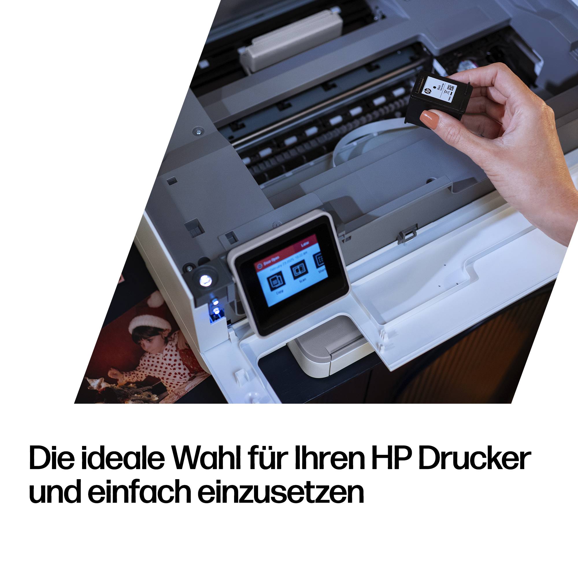 Hand führt eine Tintenpatrone in einen HP-Drucker ein; der deutsche Text besagt, dass sie die ideale Wahl für Ihren HP-Drucker ist und einfach zu installieren.