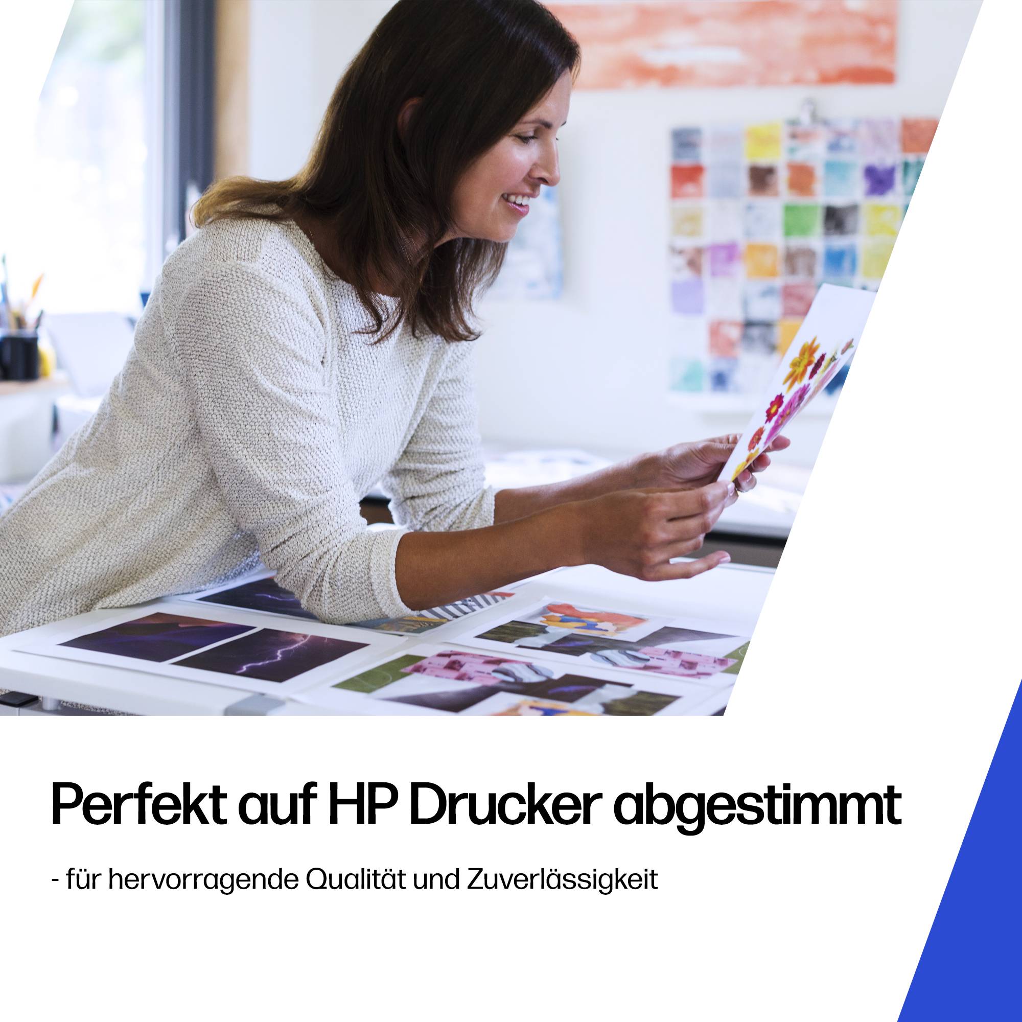 Frau vergleicht gedruckte Farbmuster an einem Schreibtisch mit dem Text „Perfekt auf HP Drucker abgestimmt