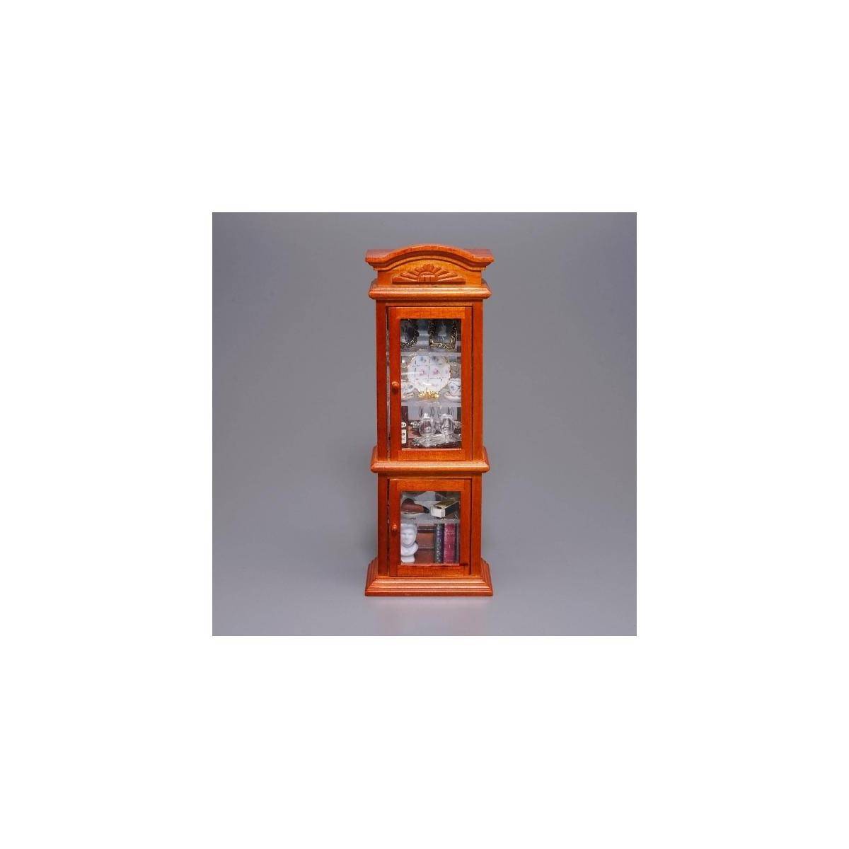 Esszimmer Vitrine aus Holz mit Porzellan, Pfeife und Spirituosen