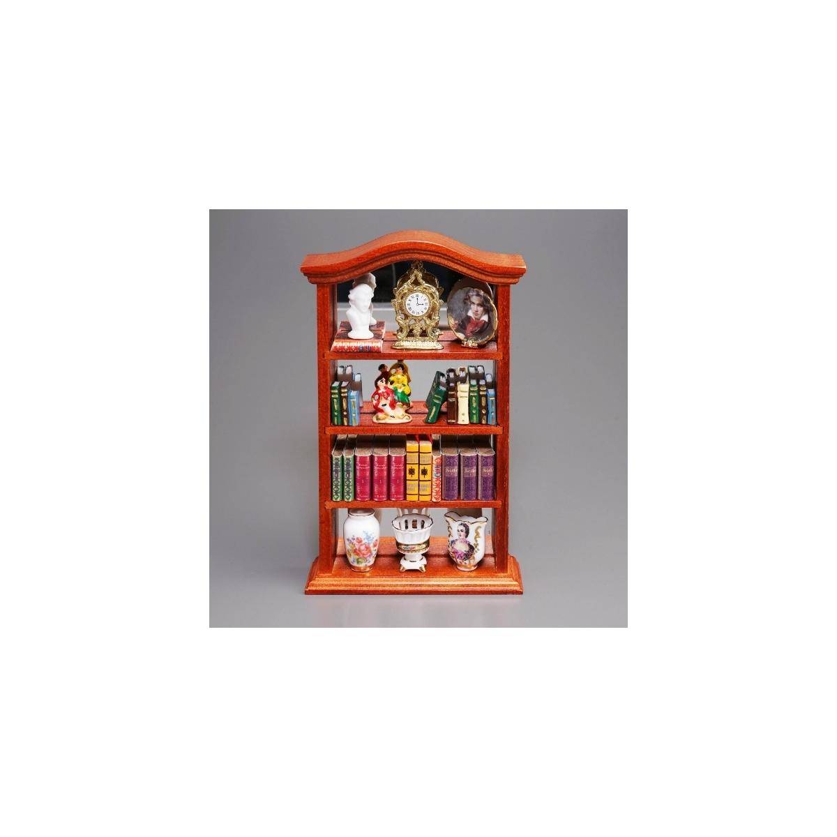 Bücherschrank aus Holz mit Büchern, Tischuhr und Porzellan
