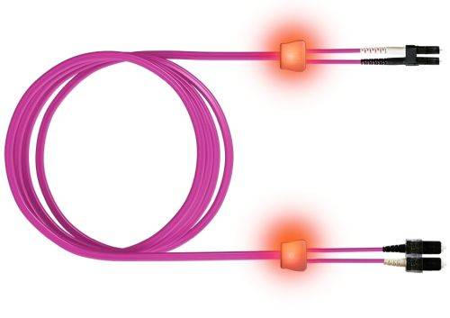 Ein rosa Kabel mit leuchtend orangefarbenen Steckern an beiden Enden, in einer kreisförmigen Form aufgerollt, was ein Design- oder Technologiekonzept andeutet.