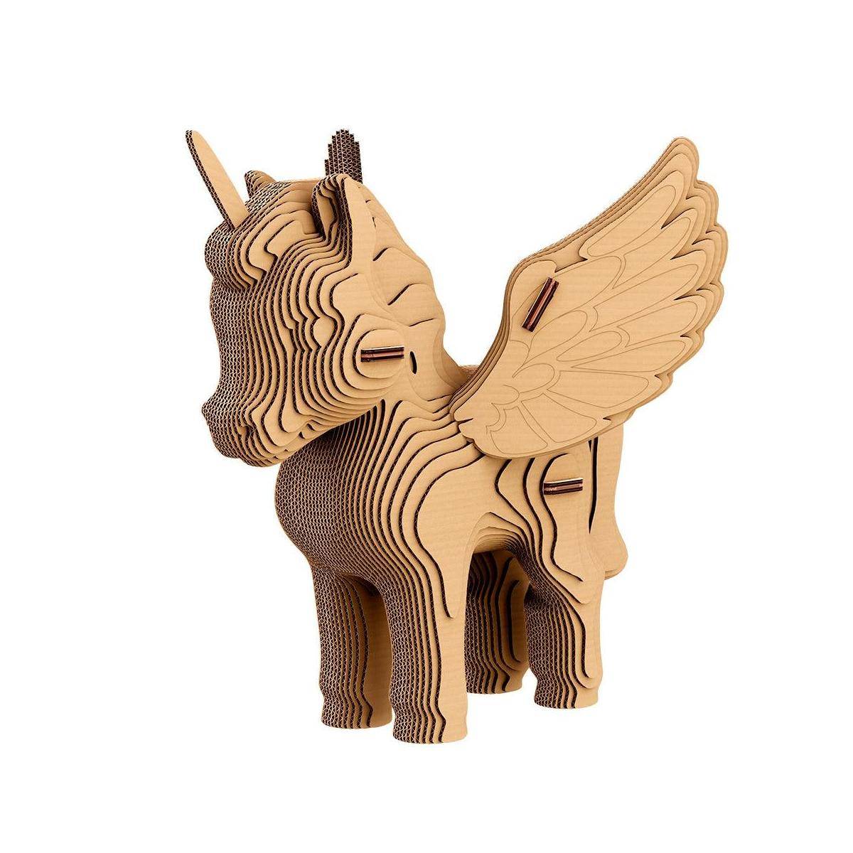 Eine beige 3D-Figur aus mehrschichtigem Karton in Form eines Einhorns mit großem Flügel, isoliert auf weißem Hintergrund dargestellt.