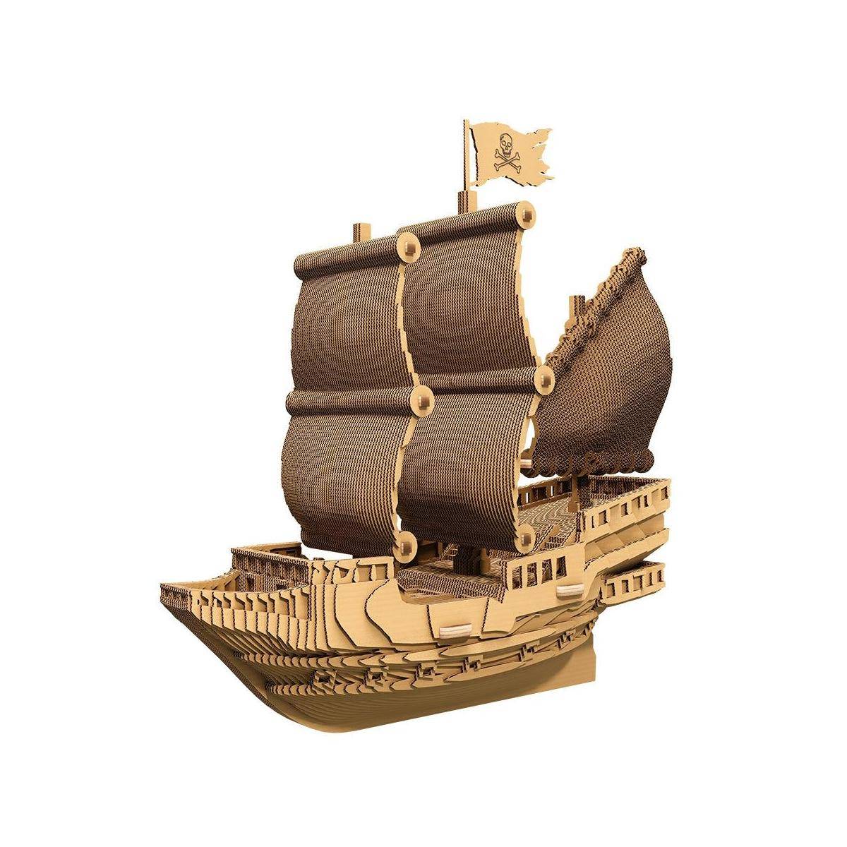 Ein Holzmodell eines Segelpiratenschiffs mit dunklen Stoffsegeln und einer Totenkopf-und-Knochen-Flagge, dargestellt vor weißem Hintergrund.