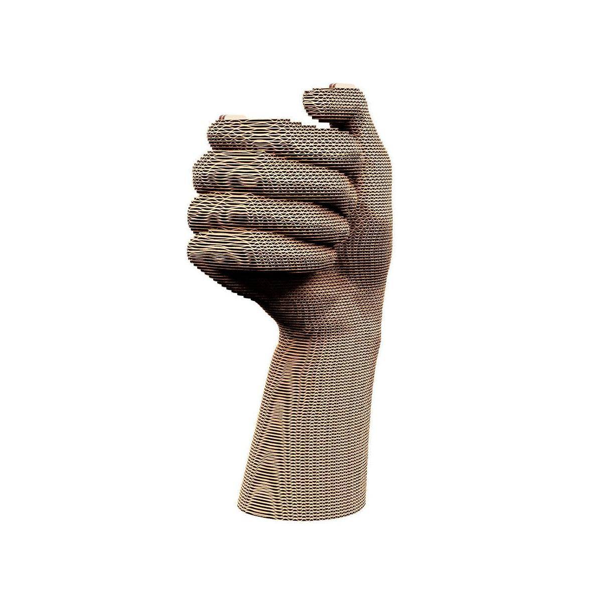 3D-gerendertes handförmiges Pappkarton-Kunstwerk mit zu einer Faust gekrümmten Fingern auf weißem Hintergrund.