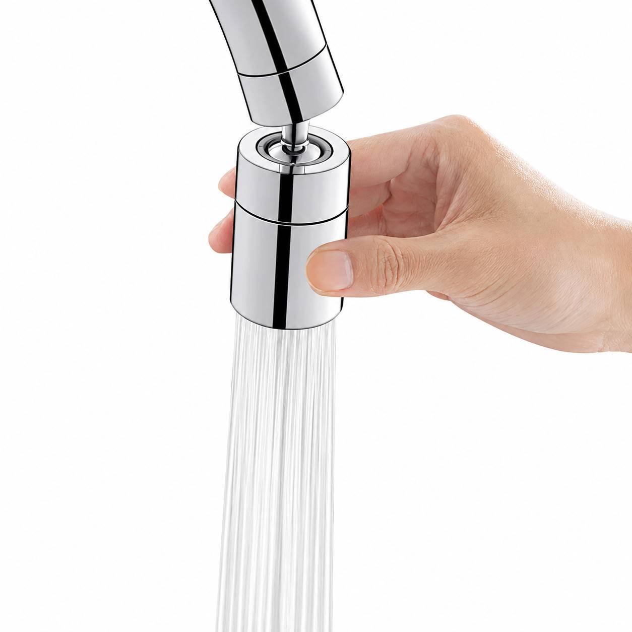 Hand, die eine verchromte Wasserhahn-Perlator-Aufsatz hält, mit Wasser, das dagegen fließt, einen weißen Hintergrund.