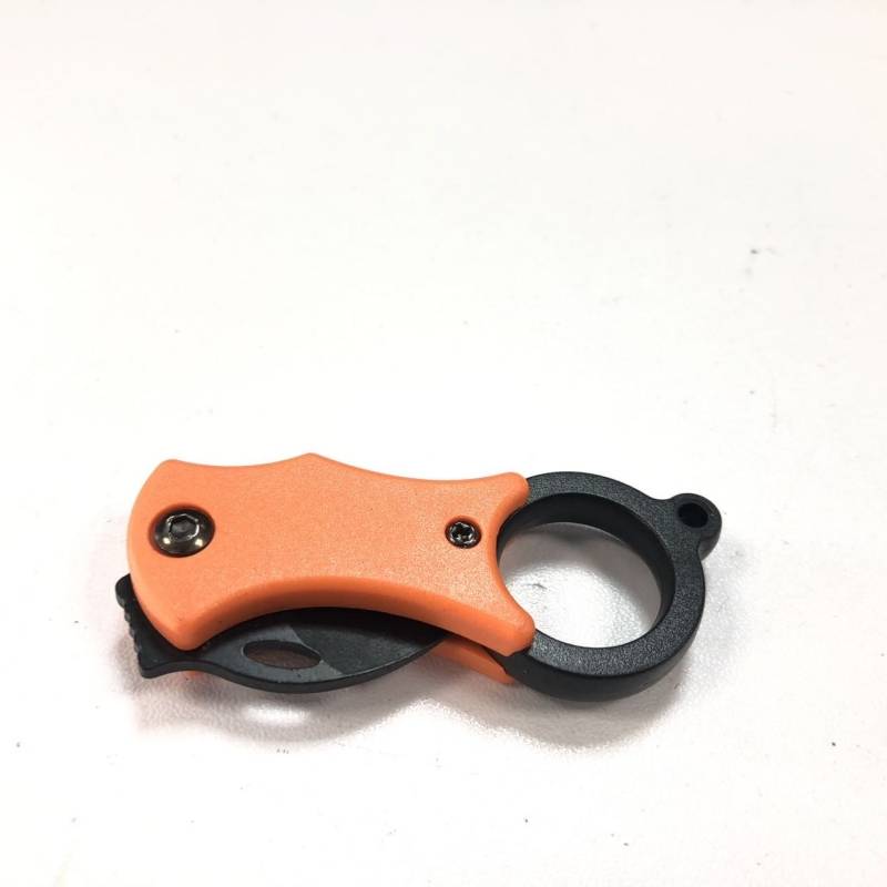 Orange-schwarzes Klappmesser mit Ringgriff, geschlossen auf weißem Hintergrund dargestellt.