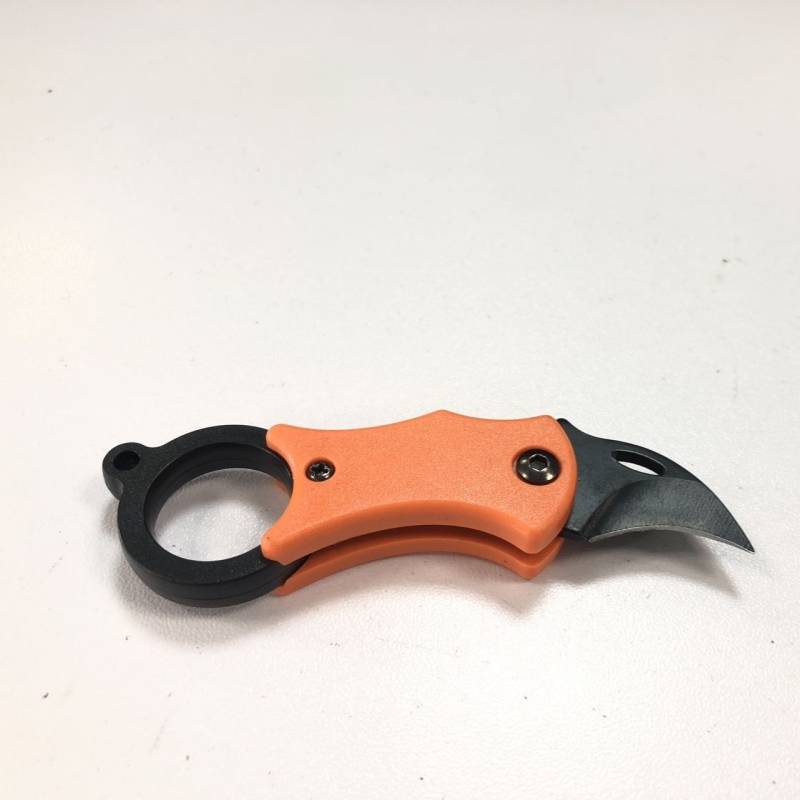 Orange and schwarz zusammenklappbares Taschenmesser mit geschwungener Klinge, auf weißem Hintergrund gezeigt.