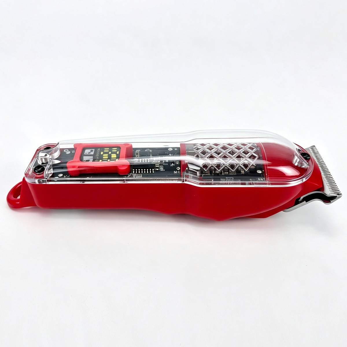 Roter elektrischer Haarschneider mit transparenter Schutzhaube, zeigt Elektromotor und Klingen auf weißem Hintergrund.