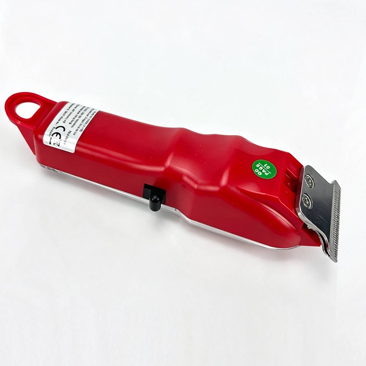 Roter elektrischer Haarschneider oder Trimmer auf weißem Hintergrund, in Seitenansicht mit Schneidekopf und Aufhängeschlaufe.