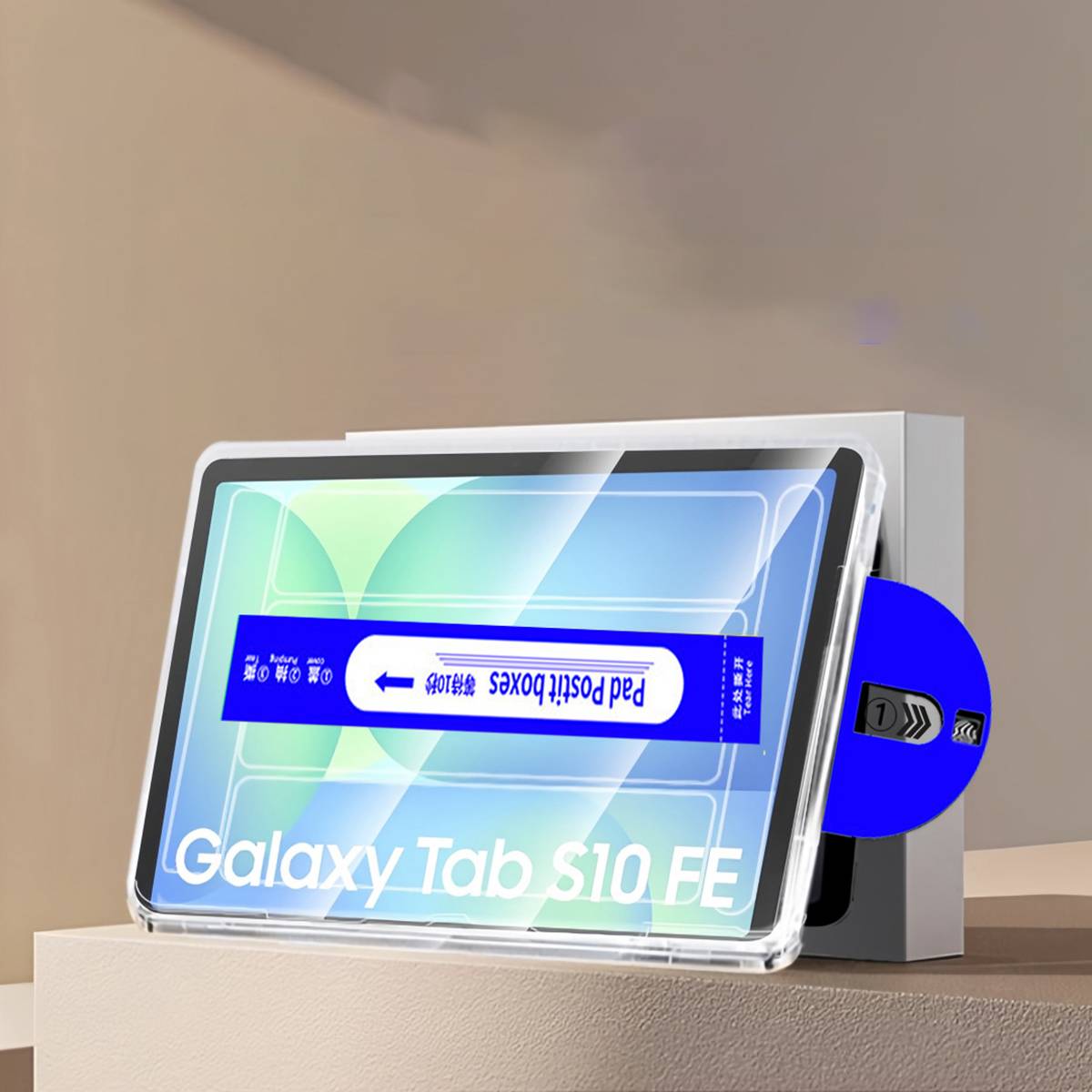 Samsung Galaxy Tab S10 FE Display in einer Produktbox gezeigt, mit dem Tablet-Bildschirm und dem Text "Galaxy Tab S10 FE"" sichtbar.