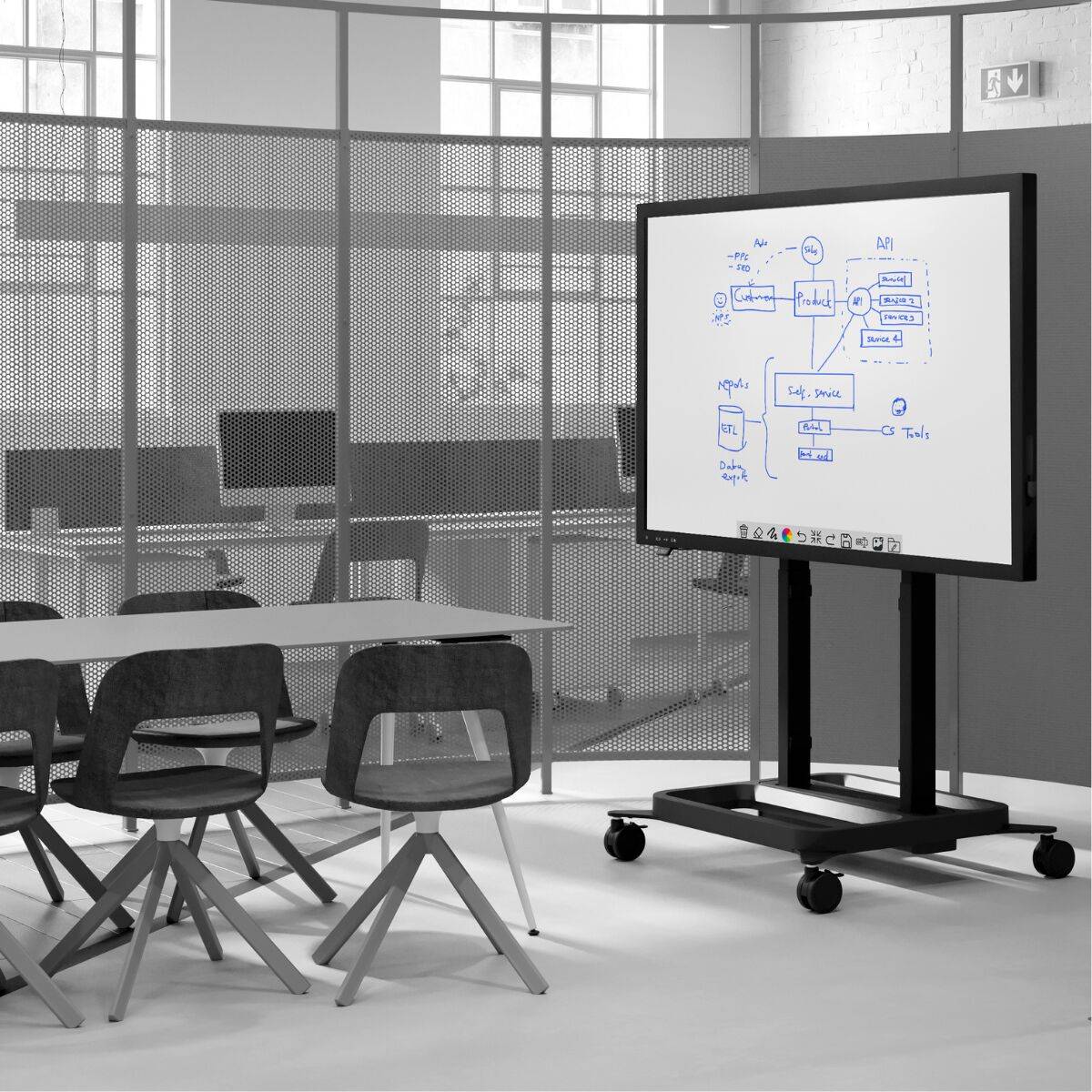 Moderner Besprechungsraum mit Tischen und Stühlen neben einem großen digitalen Whiteboard auf Rädern, auf dem ein handgezeichnetes Workflow-Diagramm angezeigt wird.