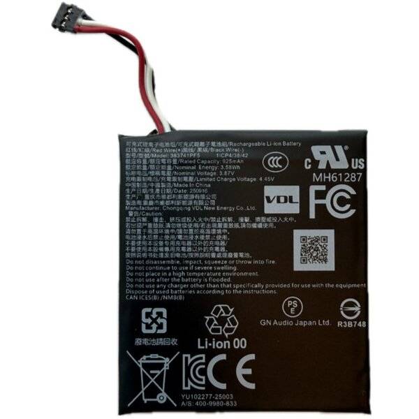 Schwarzes wiederaufladbares Lithium-Ionen-Batteriepack mit angebrachtem rot-schwarzem Steckverbinder und gedruckten technischen Etiketten, QR-Code und Zertifizierungsmarkierungen.