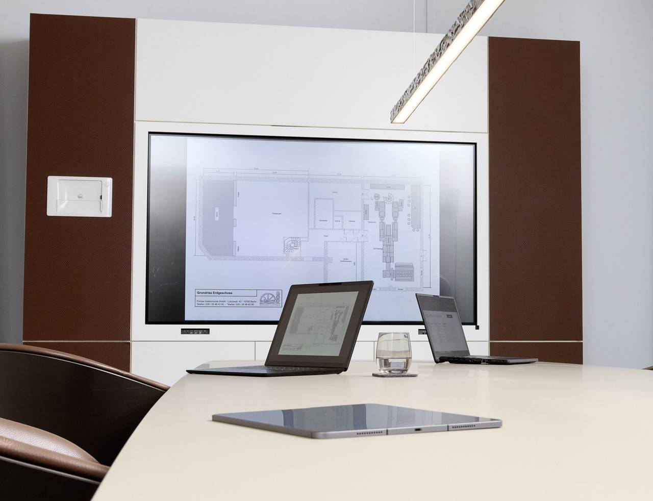 All-in-One-Paket: galneoscreen 86i A11 EDLA (86 Zoll) in elegantem Schwarz inkl. elektrisch höhenverstellbarem Fahrgestell & 4K-Kamera