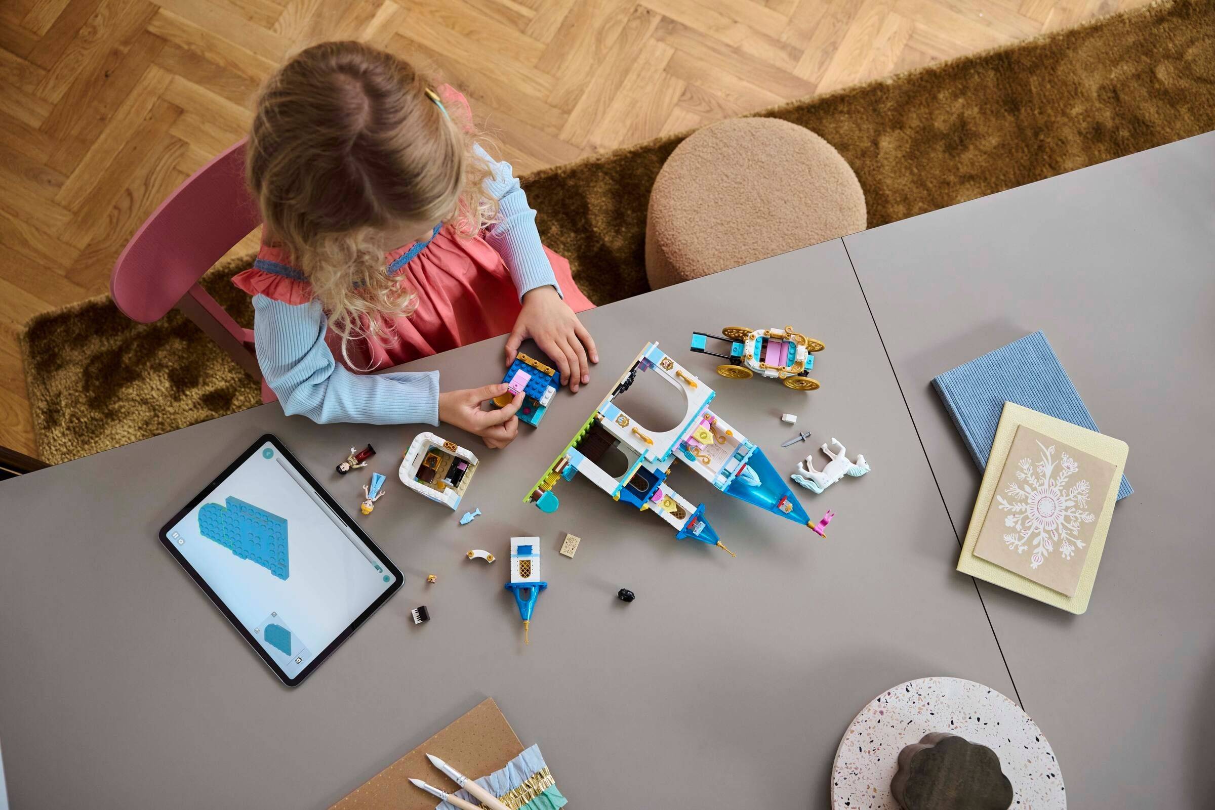 LEGO® Disney™ 43275 Cinderellas Schloss und Pferdekutsche