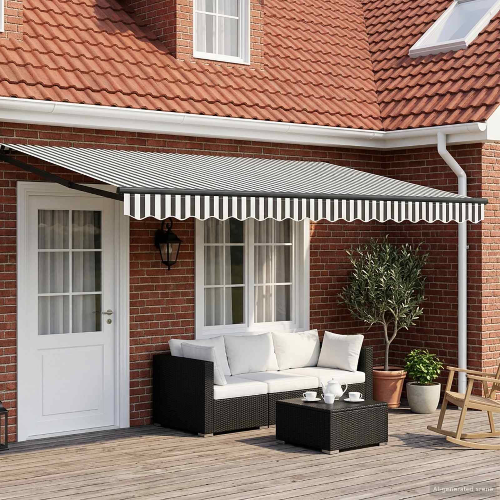 Ziegelsteinhaus-Terrasse mit gestreifter ausfahrbarer Markise, Outdoor-Sofa, Couchtisch, Topfpflanze und Schaukelstuhl auf einer Holzterrasse.