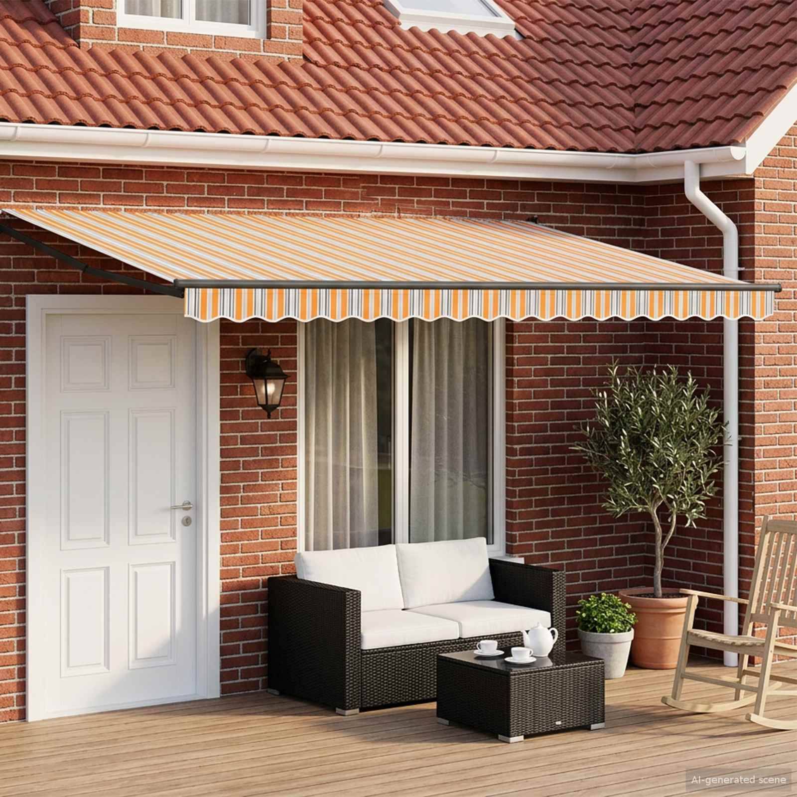 Terrasse eines Backsteinhauses mit einer gestreiften ausfahrbaren Markise, Außensofa und Tisch, Topfpflanzen und einem Schaukelstuhl auf einer Holzterrasse.