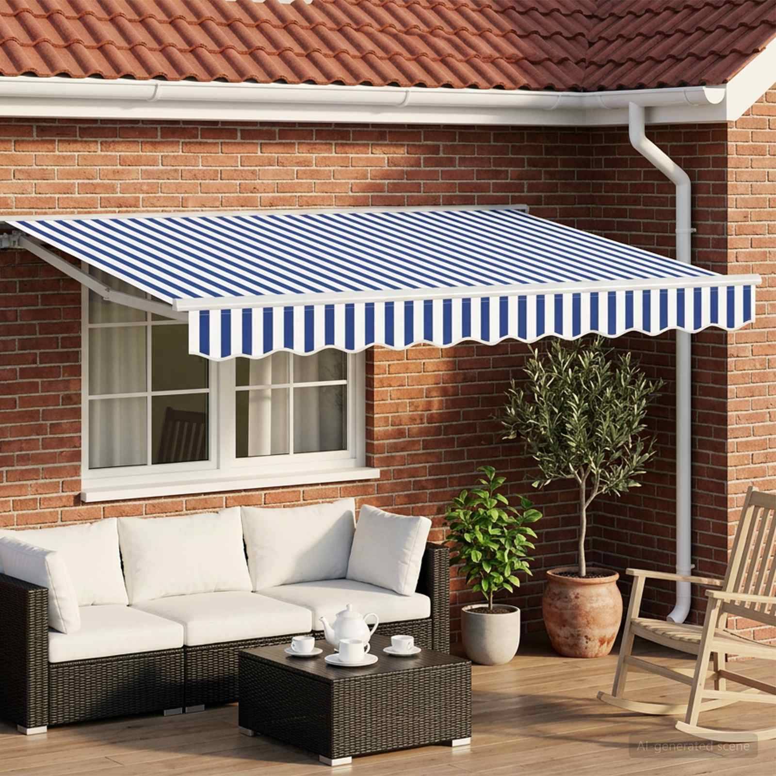 Blau-weiß gestreifter Markise über einer Backstein-Terrasse mit Außensessel, Couchtisch, Stühlen und Topfpflanzen.