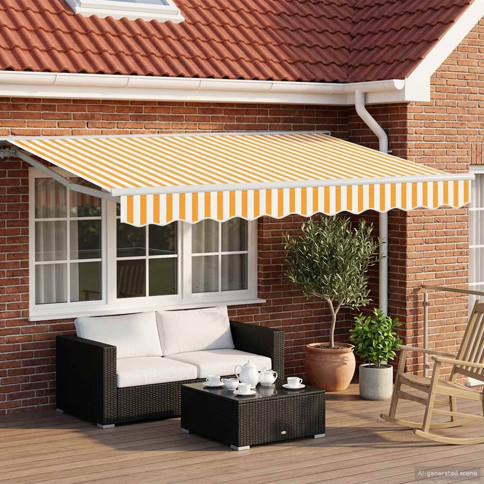 Hinterhofterrasse mit gelb gestreifter ausfahrbarer Markise, Außensofa, Couchtisch, Topfpflanzen und Schaukelstuhl an einem Backsteinhaus.