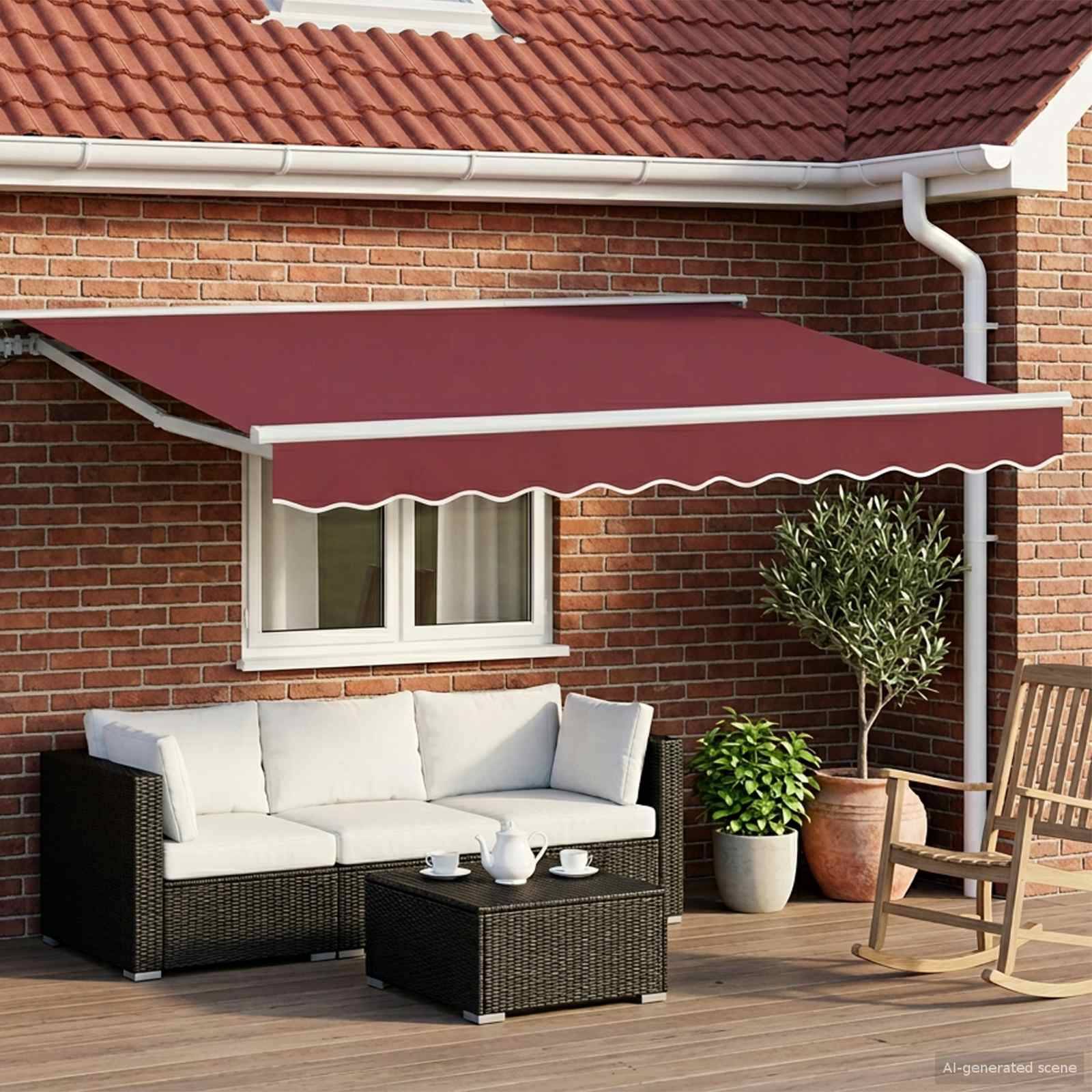 Sitzbereich auf der Terrasse mit burgunderroter Markise über einem Sofa, Couchtisch, Topfpflanzen und Schaukelstuhl neben einem Backsteinhaus