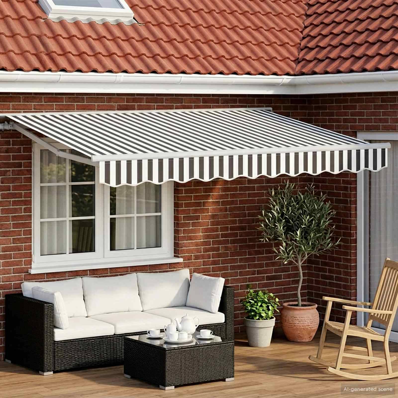 Terrasse mit gestreiftem ausfahrbarem Sonnenschirm über Außensitzbereich: Sofa, Couchtisch, Topfpflanzen und Schaukelstuhl neben einem Backsteinhaus.