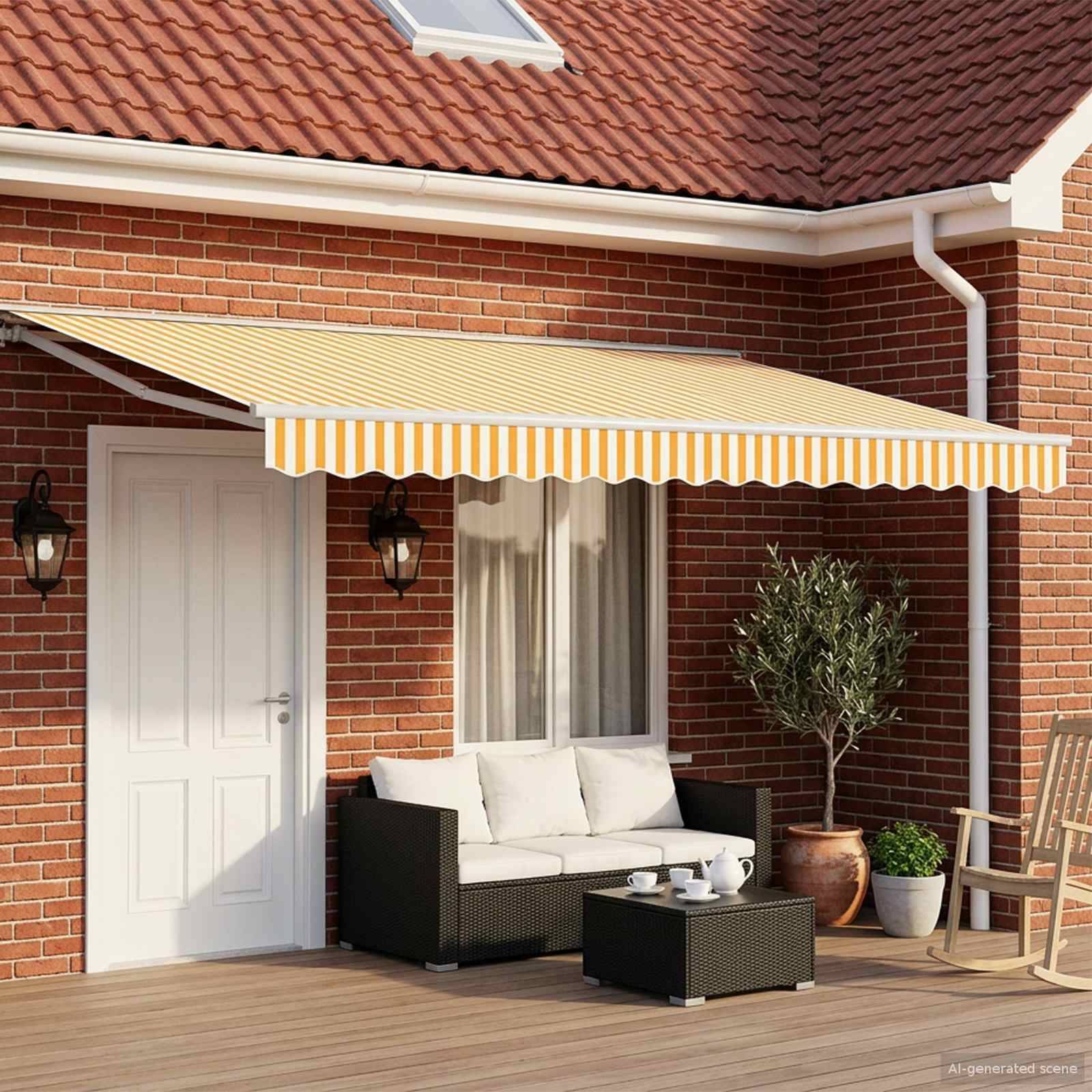 Sitzbereich auf der Terrasse mit einem gelb gestreiften Markise über einer weißen Tür, Sofa, Tisch, Pflanzen und einem Schaukelstuhl vor einem Backsteinhaus.