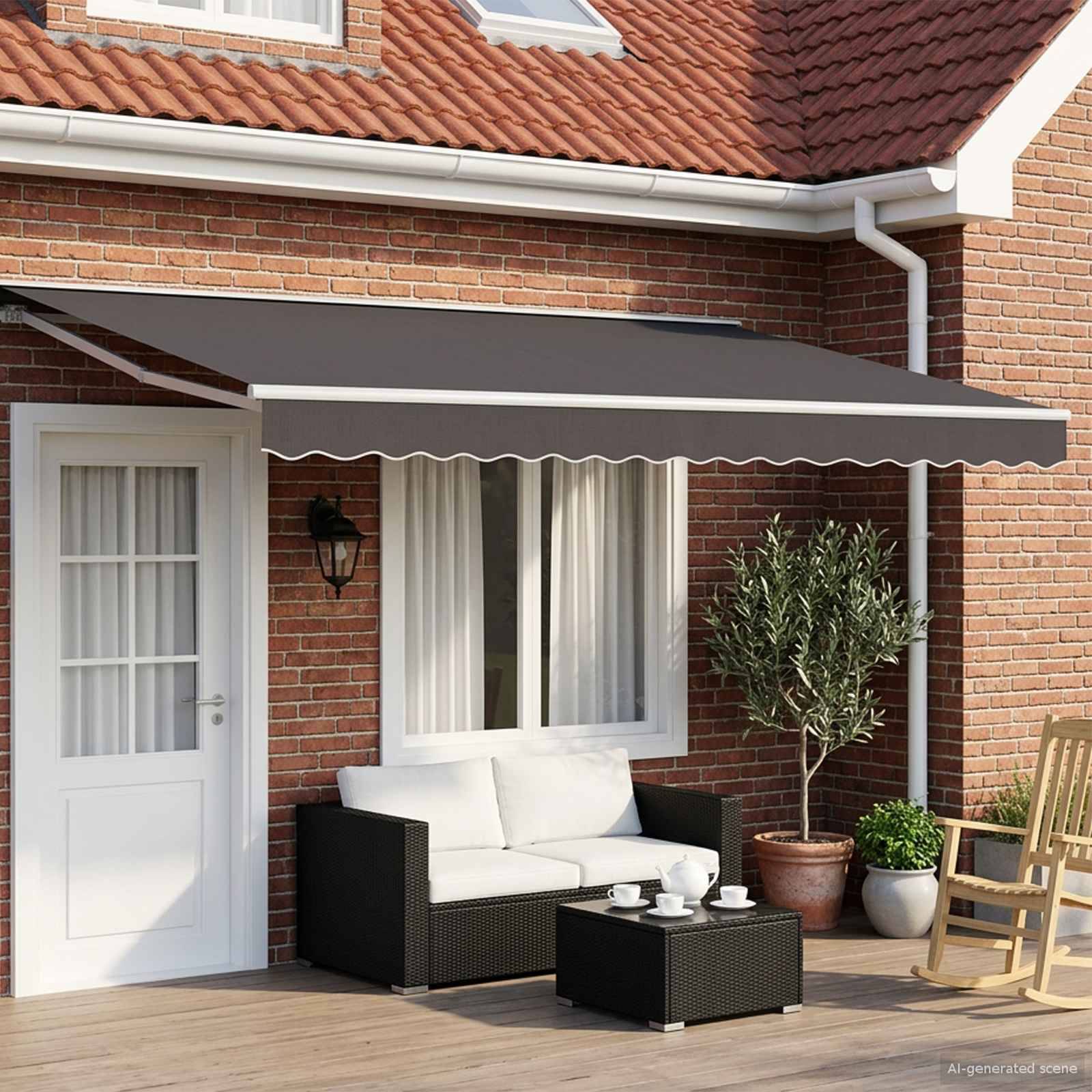 Sitzbereich auf der Terrasse neben einem Backsteinhaus mit einer dunklen Markise, Sofa, Couchtisch, Topfpflanzen und Schaukelstuhl auf einer Holzterrasse.